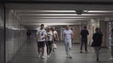Ukrayna, Kiev 3 Ağustos 2020. Metroya giriş, Kyiv şehri halkı. İnsanlar yeraltı geçitlerinden geçiyorlar. Metro istasyonu transferi. Kiev 'de Covid 19 toplu taşıma. Coronavirüs salgını