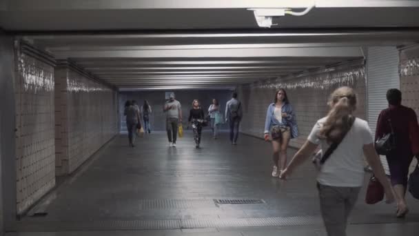 ウクライナ キエフ2020年8月3日 地下鉄への入り口 キエフ市の人々 人々を歩くと地下通路 地下鉄駅乗り換え キエフのコヴィト19公共交通機関 コロナウイルスの流行 — ストック動画