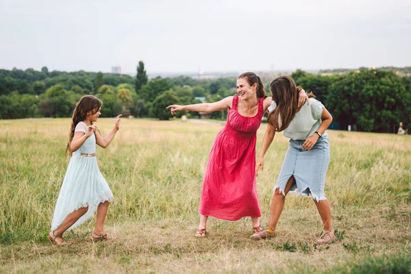 公園の屋外で遊んでいる3人の姉妹の女の子 3人の女の子 フィールド内のガールフレンド 若い娘と幸せな母親 2人の子供は夏に牧草地でドレスで遊ぶ — ストック写真