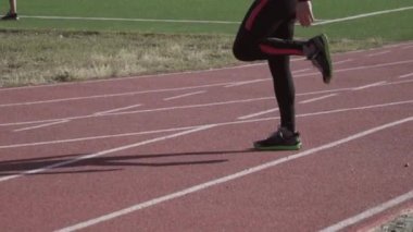 2 Mart 2019. Ukrayna, Kiev. Tema spor ve sağlık. Genç beyaz adam ısınmak için egzersiz yapıyor. Stadyum koşu bandında koşmadan önce ısınma kaslarını çalıştırıyor.