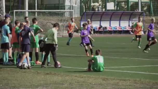 1 mars 2019. Ukraina, Kiev. Barn laget turnering tävling träning fotboll grön stadion grön gräsmatta sommar soligt väder — Stockvideo