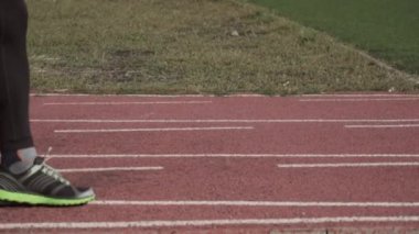 2 Mart 2019. Ukrayna, Kiev. Tema spor ve sağlık. Bacaklar yakın plan spor ayakkabıları ısınma egzersizleri şehir stadyumunda koşu bandında koşular.