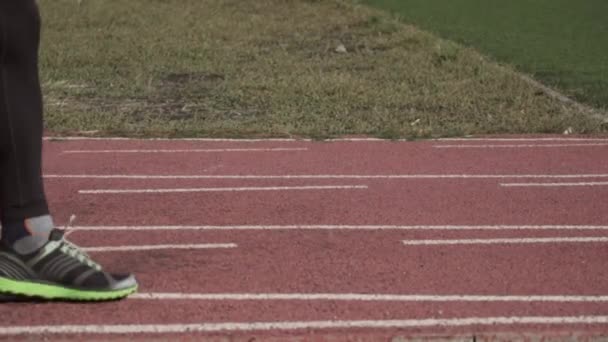 Le 2 mars 2019. Ukraine, Kiev. Thème sport et santé. Jambes fermer gros plan baskets chaussures exercice échauffement course jogging sur un tapis de course de piste de stade de la ville — Video