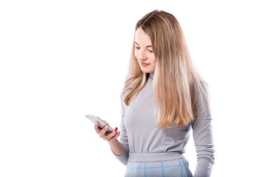 Stüdyo çekimi beyaz arkaplanda izole edildi. Teknoloji, bağlantı, iletişim, sosyal medya kavramı. Güzel İş kadını portresi beyaza izole edilmiş cep telefonu kullanıyor. Kadın, yaşam tarzı..