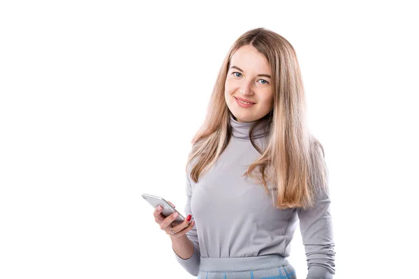 Щаслива Біла Молода Жінка Тримає Смартфон Допомогою Мобільних Онлайн Додатків — стокове фото