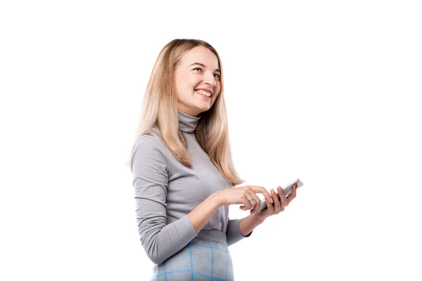 Felice Caucasico Giovane Donna Possesso Smartphone Utilizzando Applicazioni Mobili Online — Foto Stock