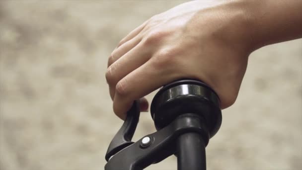 Perder la mano femenina en el manillar de la bicicleta. Close Up Bicycle Rider Hands. Mujer sosteniendo freno de bicicleta. Moderno estilo de vida saludable. Persona mano sosteniendo bicicleta. Concepto de bicicleta — Vídeo de stock