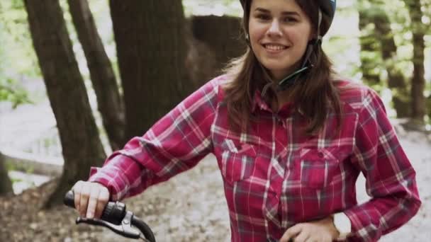 Stracić kobiecą rękę na kierownicy roweru. Zamknij Rączki Jeźdźca Rowerem. Kobieta trzymająca hamulec rowerowy. Nowoczesny zdrowy styl życia. Ręka osoby trzymającej rower. Koncepcja rowerowa — Wideo stockowe