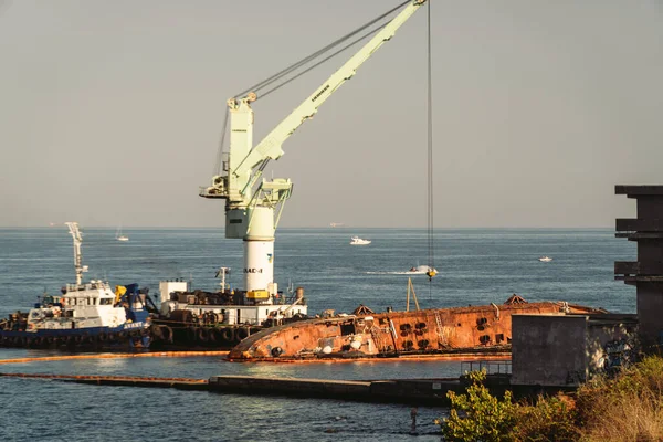 Grúa Industrial Eleva Viejo Petrolero Hundido Delfi Del Mar Negro —  Fotos de Stock