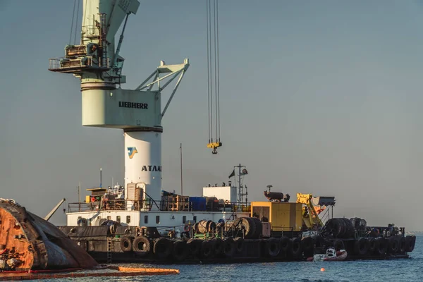 Grúa Industrial Eleva Viejo Petrolero Hundido Delfi Del Mar Negro — Foto de Stock