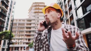 İşinin son teslim tarihinden memnun olmayan kızgın müteahhit inşaat sahasının telefon geçmişinde ustabaşıyla konuşurken stres altında küfür ediyor. Hortlak mimar, inşaat mühendisi cep telefonuyla konuşuyor.