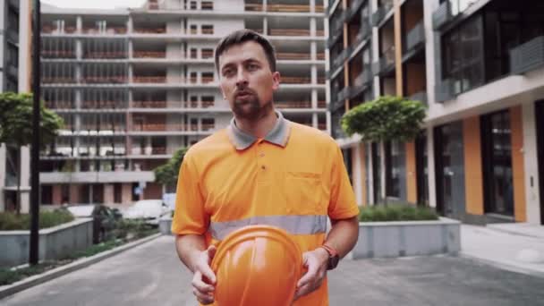 Protestmedewerker. Salaris. Ongelukkige bouwer. Verstoring. Trieste werknemer. Foreman op bouwplaats woede en agressief. Een man in werkkleding die boos wordt. man dragen oranje uniform boos, schreeuwen — Stockvideo