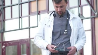Konusu fazla mesai, ağır iş yükü olan tıbbi işçiler. Yorgun genç doktor yoğun bir iş gününden sonra hastane girişinde dinlenmek için dışarı çıktı, gözlüğünü çıkardı, gözlerinde ağrı ve uykusuzluk hissetti.