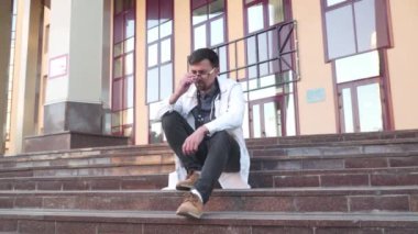 Konusu fazla mesai, ağır iş yükü olan tıbbi işçiler. Yorgun genç doktor yoğun bir iş gününden sonra hastane girişinde dinlenmek için dışarı çıktı, gözlüğünü çıkardı, gözlerinde ağrı ve uykusuzluk hissetti.