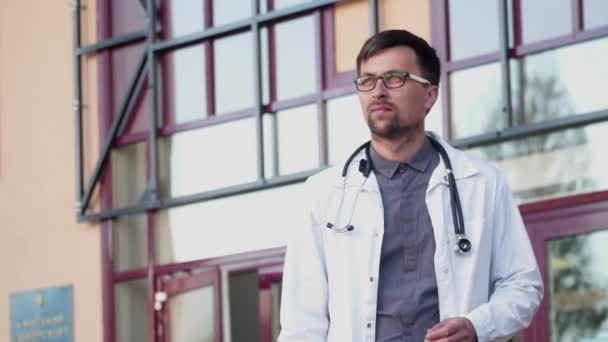 Doctor estresado. Médico masculino quitándose las gafas para descansar los ojos y relajarse del trabajo. Hombre adulto médico trabajando largas horas. Su duro trabajo salvando vidas. Doctor en bata de laboratorio frotándose los ojos — Vídeos de Stock