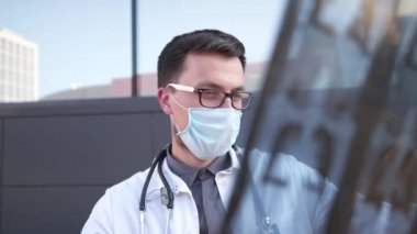 Pnömoni, tüberküloz, bronşit ve covid 19 gibi akciğer hastalıklarının bilgisayarlı tomografi tomografisi taraması ile muayene ve tanı. Doktor göğüs röntgeni kardiyopulmoner hastalıklarına bakıyor.