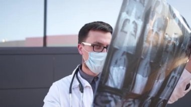 Pnömoni, tüberküloz, bronşit ve covid 19 gibi akciğer hastalıklarının bilgisayarlı tomografi tomografisi taraması ile muayene ve tanı. Doktor göğüs röntgeni kardiyopulmoner hastalıklarına bakıyor.