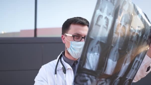 Badanie i diagnostyka tomograficzna tomografii komputerowej TK chorób płuc, takich jak zapalenie płuc, tubekuloza, zapalenie oskrzeli i covid 19. Lekarz patrzy na rentgen klatki piersiowej dolegliwości sercowo-płucne — Wideo stockowe