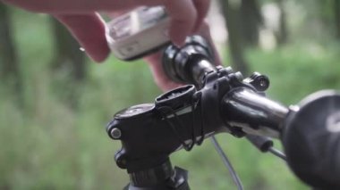 Bisikletçilerin yakın çekimleri GPS navigasyon, inşaat ve planlanan eğitim rotası için aygıt kullanır. İnsan dokunuşu düğmeleri aygıt etkinlik izleyicisi, motor gidonu üzerinde iz sürme ve navigasyon
