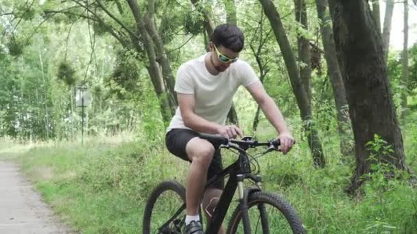 Il tema è un dispositivo per la navigazione gps, costruendo un percorso, seguendo la pista, controllando i parametri di velocità e frequenza cardiaca sul manubrio di una bicicletta. Turismo, stile di vita attivo — Video Stock