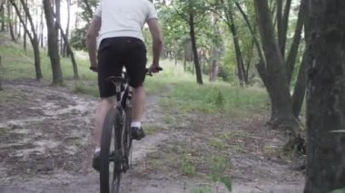 Bisikletli sporcu göğüs ağrısı çekiyor. Erkek, ormanda bisiklet sürerken acı verici göğüs veya semptomlardan muzdarip, 911 'i arıyor. Sağlık, sigorta ve tıp teması