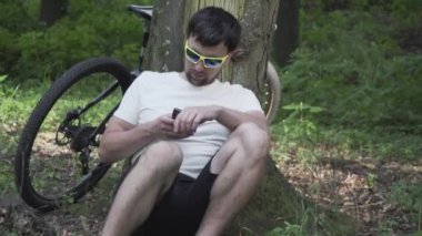 Genç bisikletçi yardım ister, 911 'i arar, ambulans çağırır, kalp krizi geçirir, göğüs ağrısı, miyokardiyal enfarktüs, genç sporcularda kalp krizi. Spor eğitiminden kalma bir kaza. Sağlıklı ve sigorta.