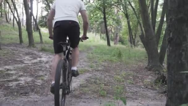 Uomo ciclista atleta dolore infortunio toracico. Maschio soffre di dolore al petto o sintomi malattie cardiache durante il ciclismo nella foresta chiede aiuto, chiama l'ambulanza 911. Tema sanitario, assicurativo e medico — Video Stock