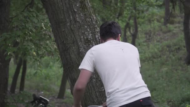 Hombre ciclista atleta dolor en el pecho lesión. Hombre sufre de dolor en el pecho o síntomas enfermedad cardíaca mientras que el ciclismo en el bosque pide ayuda, llama a la ambulancia 911. Sanidad, seguros y medicina — Vídeos de Stock