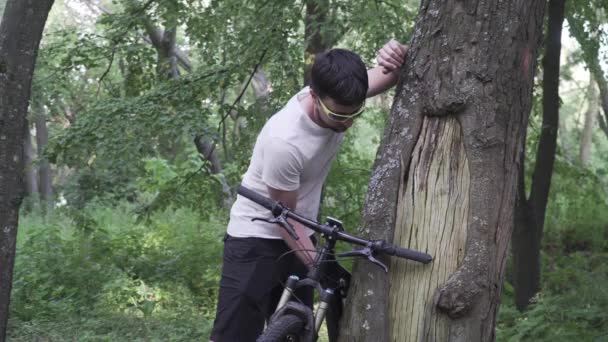 Hombre ciclista atleta dolor en el pecho lesión. Hombre sufre de dolor en el pecho o síntomas enfermedad cardíaca mientras que el ciclismo en el bosque pide ayuda, llama a la ambulancia 911. Sanidad, seguros y medicina — Vídeos de Stock