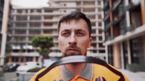 Homem usando proteção auditiva de equipamentos de segurança. Trabalhador que usa defensores de ouvido de cancelamento de ruído ou abafadores de ouvido. Construtor de construção coloca proteger os ouvidos com fones de ouvido. Cuidar da segurança durante o trabalho — Vídeo de Stock