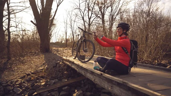 Feliz Mujer Caucásica Ciclista Hace Una Foto Misma Una Selfie — Foto de Stock