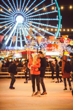 Birlikte buz pateni yapıyoruz. Buz arenasında romantik bir kış tatili. Genç çift buz pateni pistinde kayıyor. En güzel Noel. Kış eğlencesi Sevimli Sevgililer Günü. Yeni yılda çift paten kayıyor. kış tatili.