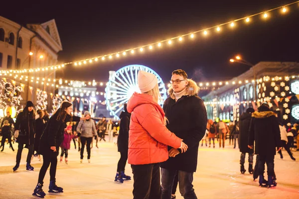 一起滑冰 在冰场度过浪漫的寒假 年轻夫妇在溜冰场滑冰 最美好的圣诞节冬日快乐可爱的情人节 和一对夫妇一起滑冰的新年 — 图库照片