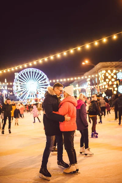 Gemeinsam Schlittschuhlaufen Romantischer Winterurlaub Der Eisarena Junges Paar Beim Schlittschuhlaufen — Stockfoto