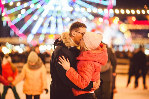 Együtt Korcsolyázunk Romantikus Téli Vakáció Jég Arénában Fiatal Pár Korcsolyázik — Stock Fotó