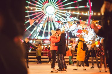 Birlikte buz pateni yapıyoruz. Buz arenasında romantik bir kış tatili. Genç çift buz pateni pistinde kayıyor. En güzel Noel. Kış eğlencesi Sevimli Sevgililer Günü. Yeni yılda çift paten kayıyor. kış tatili.