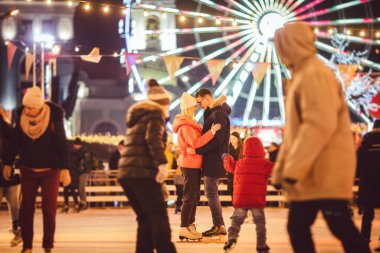 Birlikte buz pateni yapıyoruz. Buz arenasında romantik bir kış tatili. Genç çift buz pateni pistinde kayıyor. En güzel Noel. Kış eğlencesi Sevimli Sevgililer Günü. Yeni yılda çift paten kayıyor. kış tatili.