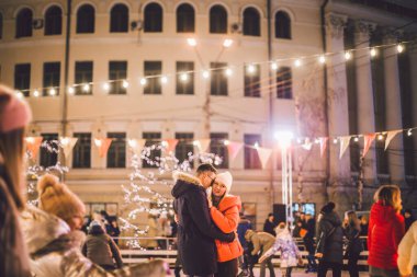 Tema, kışın buz arenasında aktif dinlenme. Genç, beyaz, mutlu ve aşık bir çift Noel akşamı buz pateni pistinde süzülür. Sevgililer Günü 'nde buz pateni pistinde buluşacağız..
