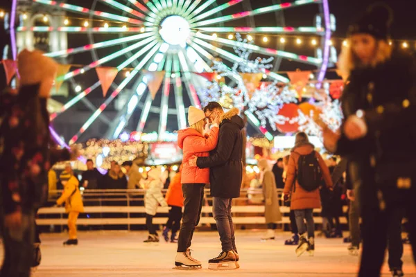 Patinaje Sobre Hielo Juntos Vacaciones Románticas Invierno Arena Hielo Pareja —  Fotos de Stock