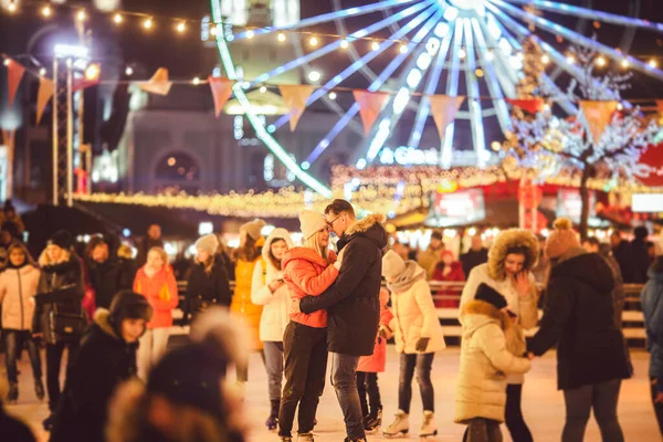 Patinaje Sobre Hielo Juntos Vacaciones Románticas Invierno Arena Hielo Pareja —  Fotos de Stock