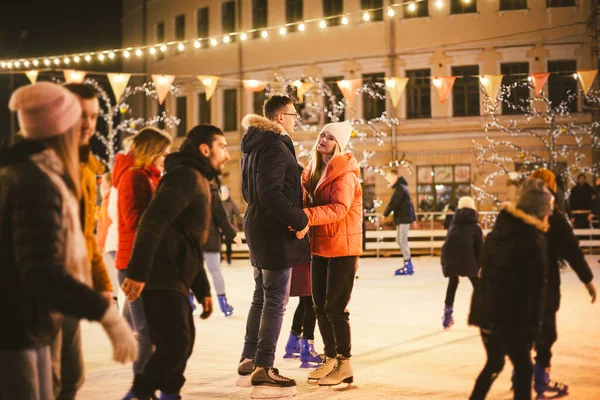 Együtt Korcsolyázunk Romantikus Téli Vakáció Jég Arénában Fiatal Pár Korcsolyázik — Stock Fotó