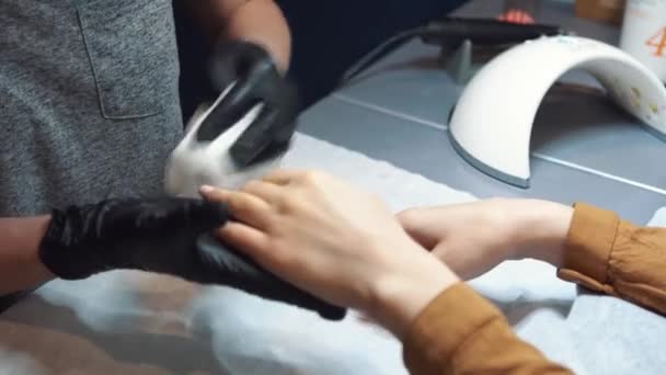 Schoonheidssalon, het aanbrengen van hydraterende crème op de handen van de klant en masseren. Manicure in de salon. SPA manicure, handmassage en lichaamsverzorging. Sluit maar af. Zachte huid. Cosmetologie, aanbrengen — Stockvideo