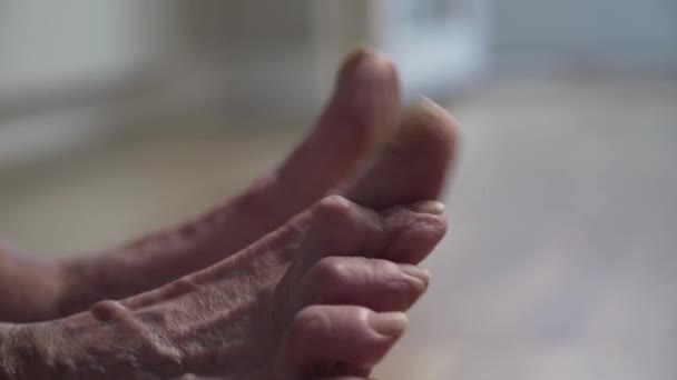 Ziek bejaardenbeen. Oudere been problemen. Benen oude vrouw met kreupele nagels. Toenail schimmel op oudere vrouwelijke tenen close-up. Ongescheurde teennagels. Callussen en zweren op de benen. Pijn en ongemakkelijke voeten — Stockvideo