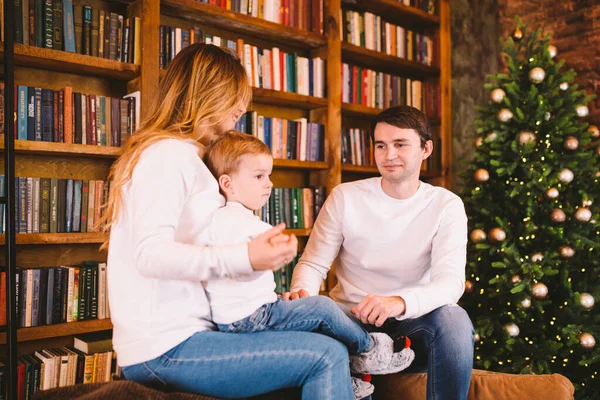 Familia Feliz Sofá Cerca Estantería Árbol Navidad Por Noche Ambiente — Foto de Stock