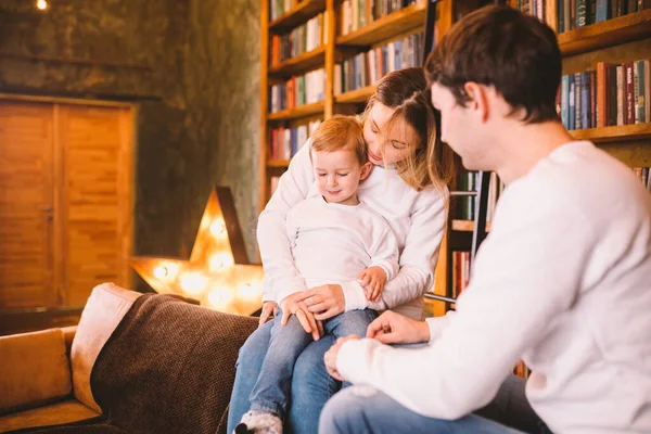 Härlig Familj Med Lille Son Klädd Samma Kläder Kul Soffan — Stockfoto