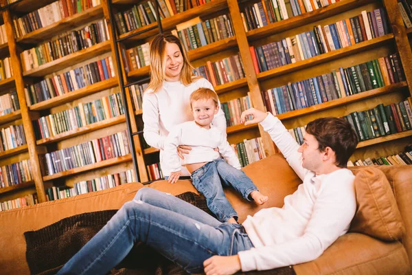 Familia Feliz Sofá Cerca Estantería Árbol Navidad Por Noche Ambiente — Foto de Stock