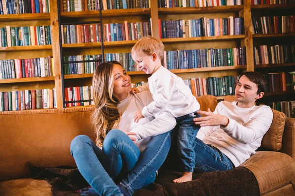 Retrato Familiar Navideño Joven Familia Caucásica Ropa Idéntica Divirtiéndose Sofá — Foto de Stock