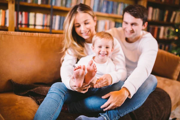 Joyeux Parents Jouant Avec Petit Enfant Moment Noël Maison Dans — Photo