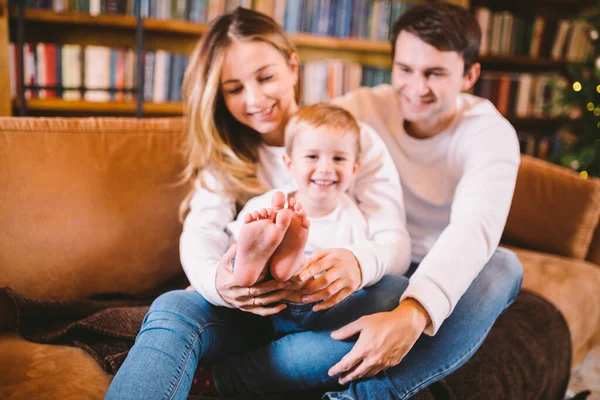 Familia Feliz Sofá Cerca Estantería Árbol Navidad Por Noche Ambiente — Foto de Stock