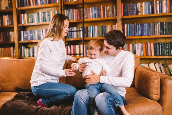 Retrato Familiar Navideño Joven Familia Caucásica Ropa Idéntica Divirtiéndose Sofá — Foto de Stock